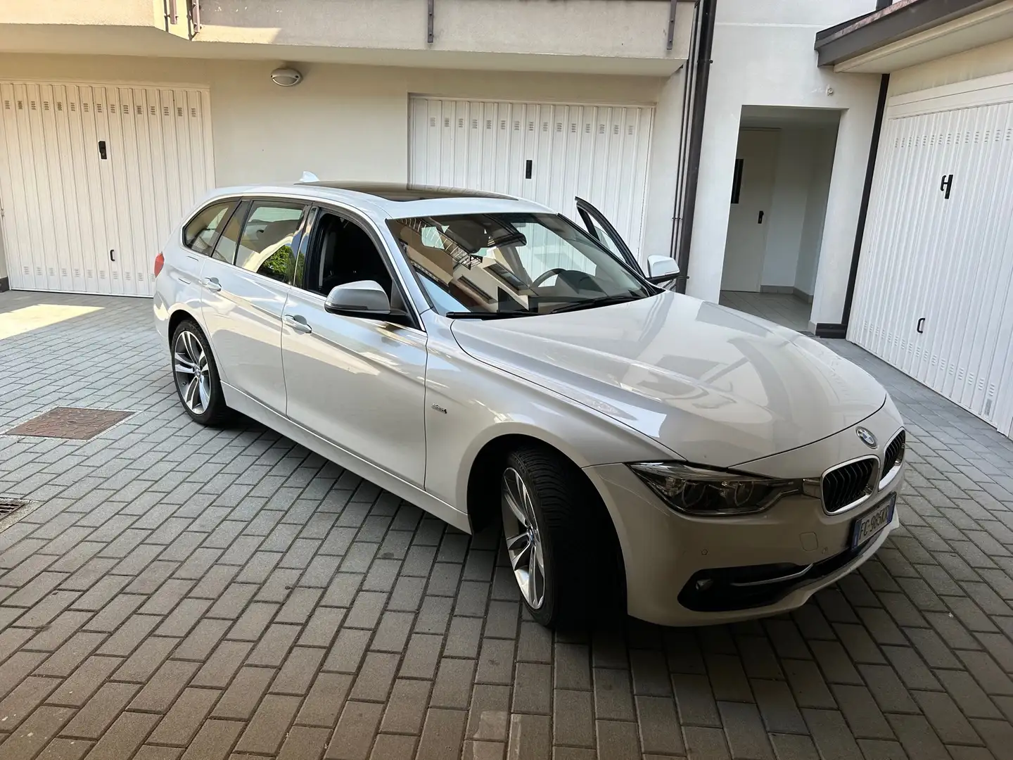 BMW 318 318d Touring Sport auto White - 1