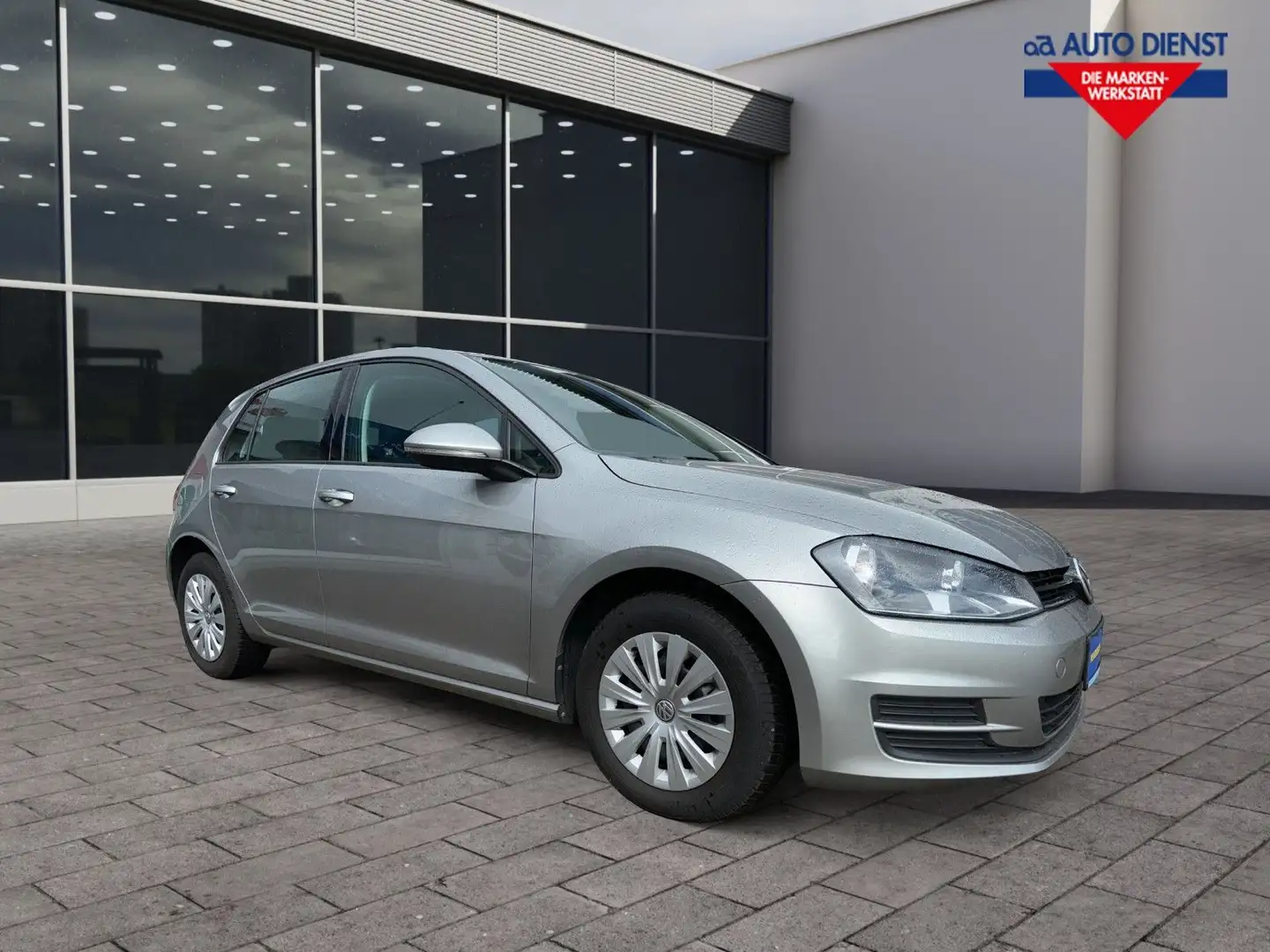 Volkswagen Golf VII Lim. Trendline BMT Silber - 2