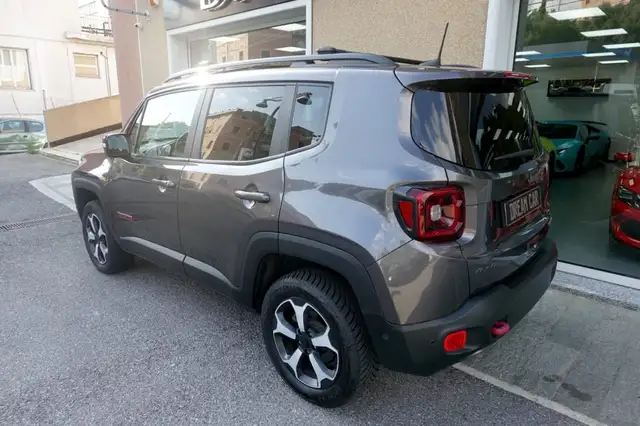 Jeep Renegade view 3