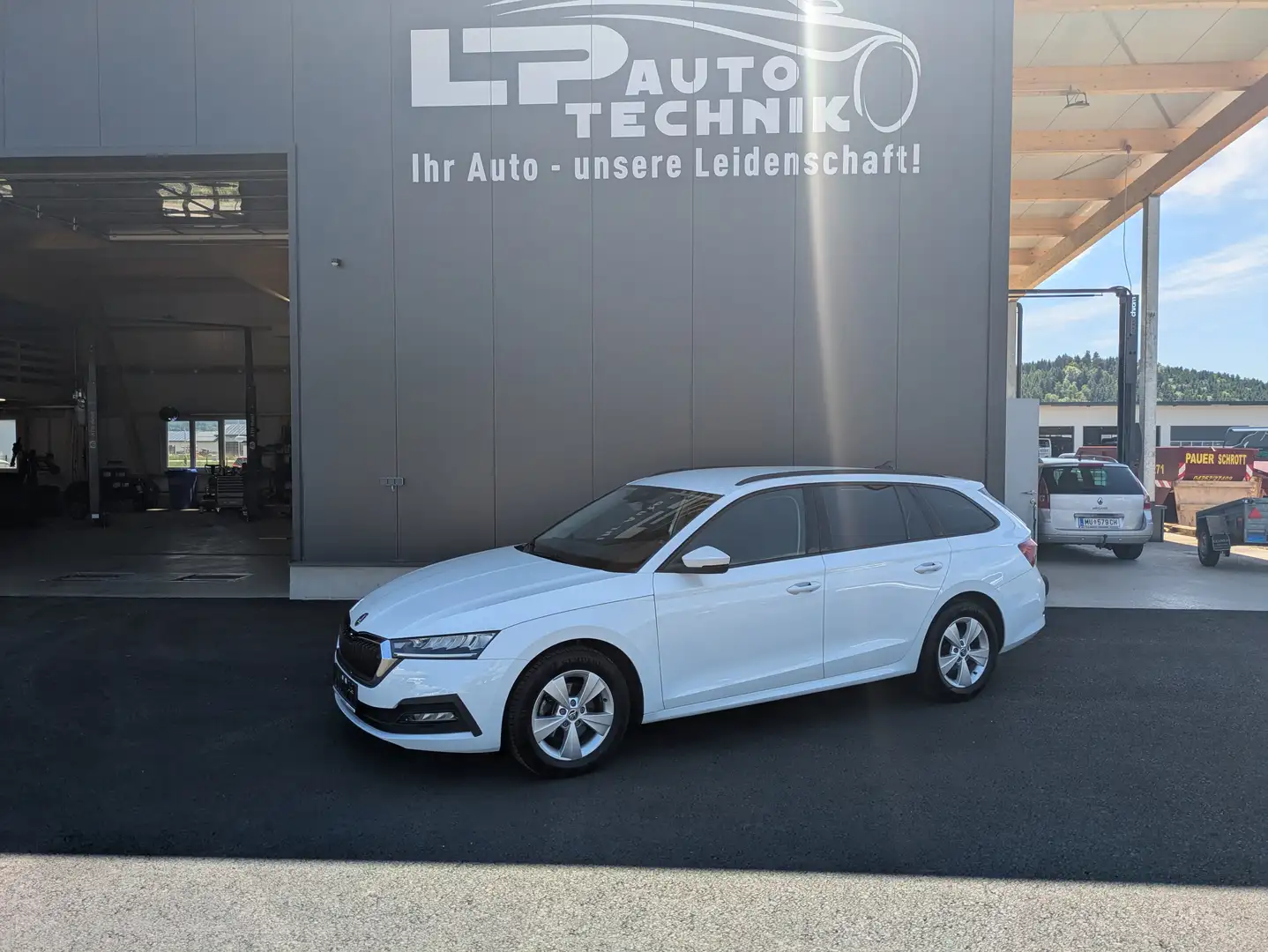 Skoda Octavia Combi 2,0 TDI Business DSG Weiß - 1