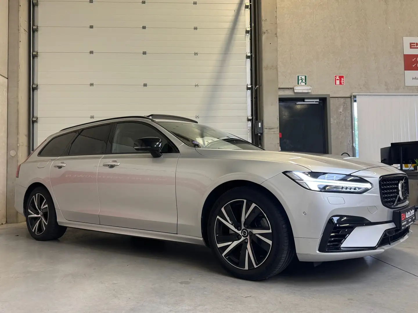 Volvo V90 2.0 T6 AWD PHEV R-Design PANO-CPlay-HK-Memory-FULL Zilver - 2