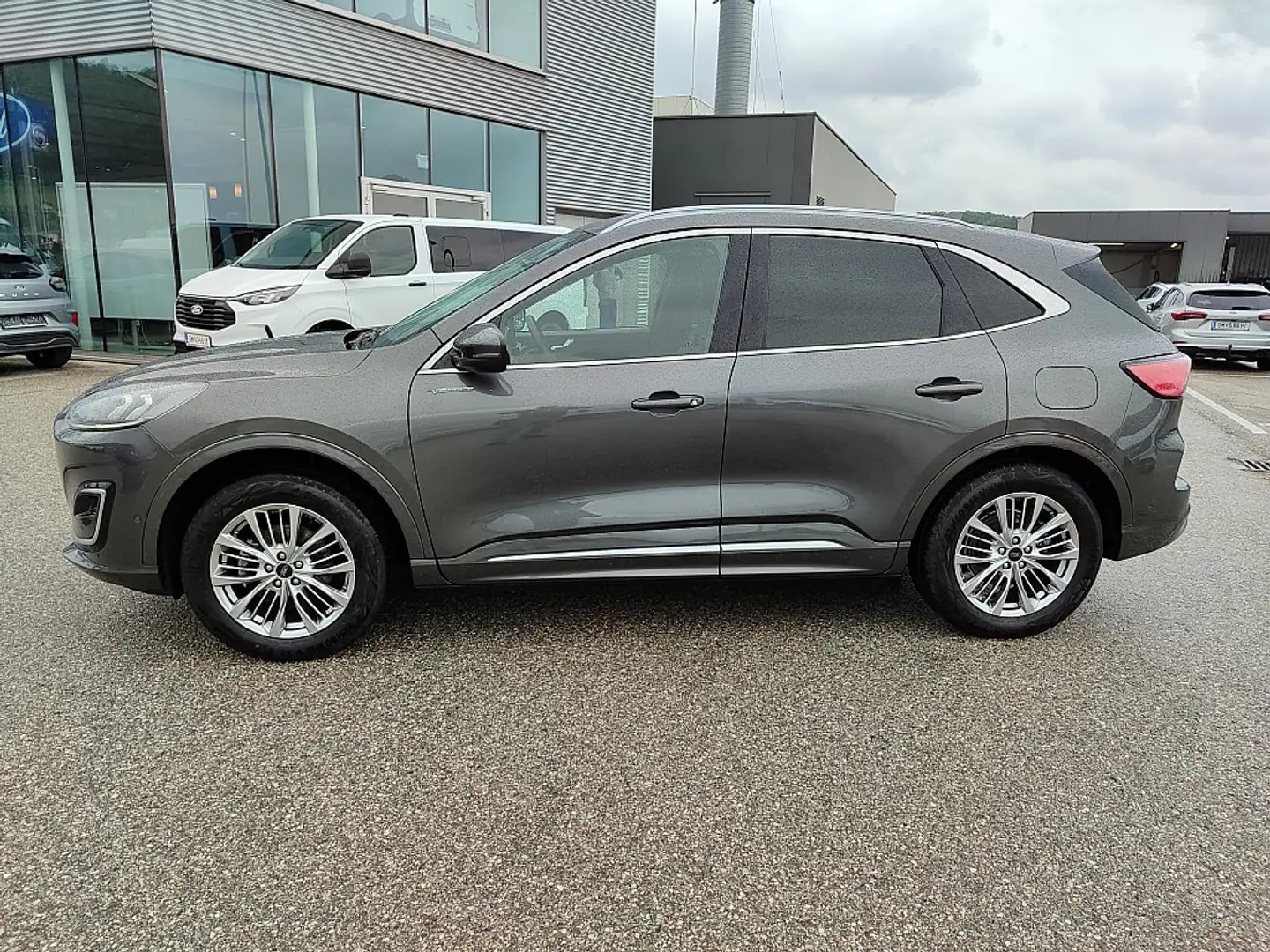 Ford Kuga 2,5 Duratec FHEV AWD Vignale Aut. Grau - 2