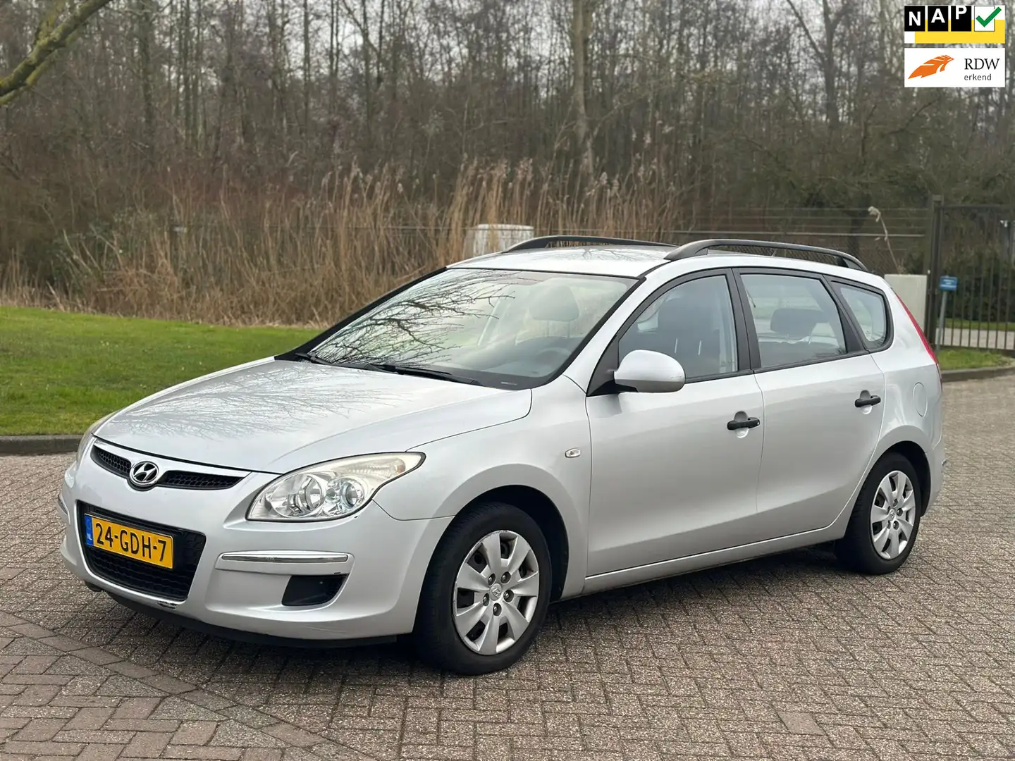 Hyundai i30 CW 1.6i Active Cool/APK TOT 20-03-2026 Gris - 1