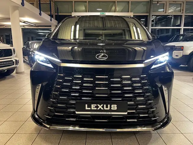 Lexus LM