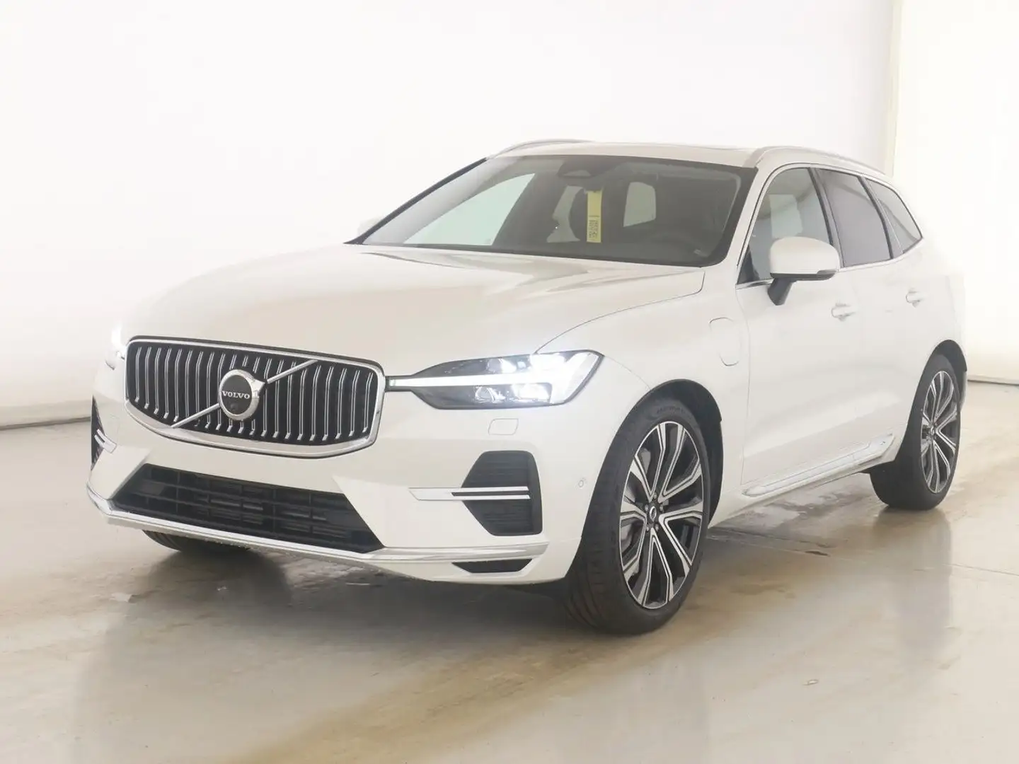 Volvo XC60 T8 Plus Bright Recharge Plug-In Hybrid AWD Weiß - 1
