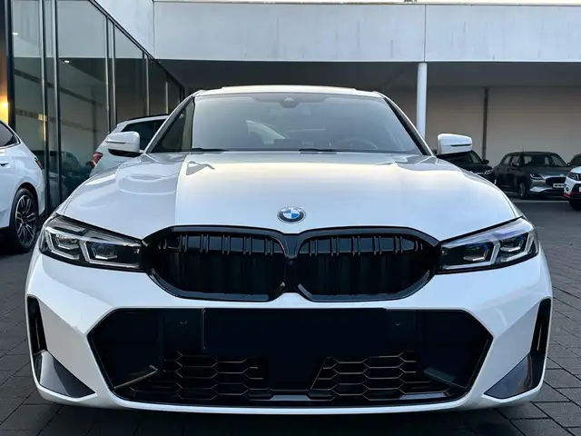 BMW 3 Series view 5