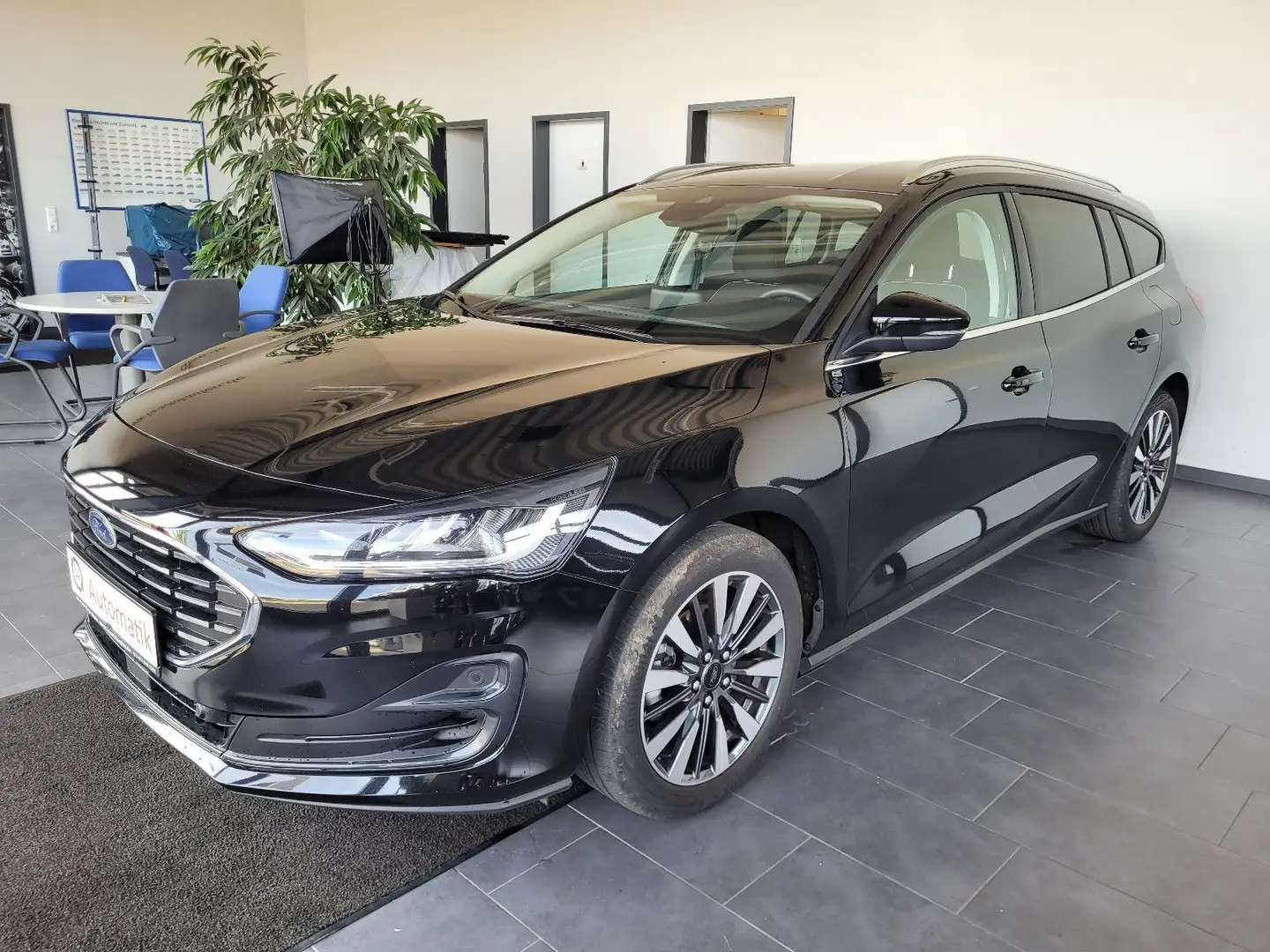 Ford Focus EcoBoost mHEV Autom. Titanium m. ACC Schwarz - 2