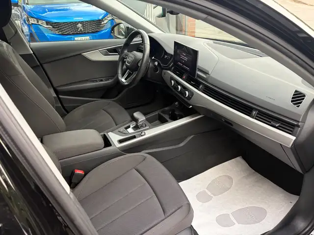 Audi A4 view 11
