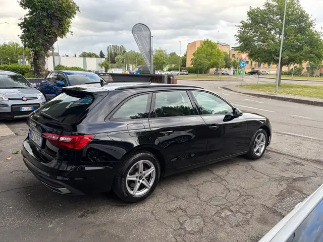 Audi A4 view 4