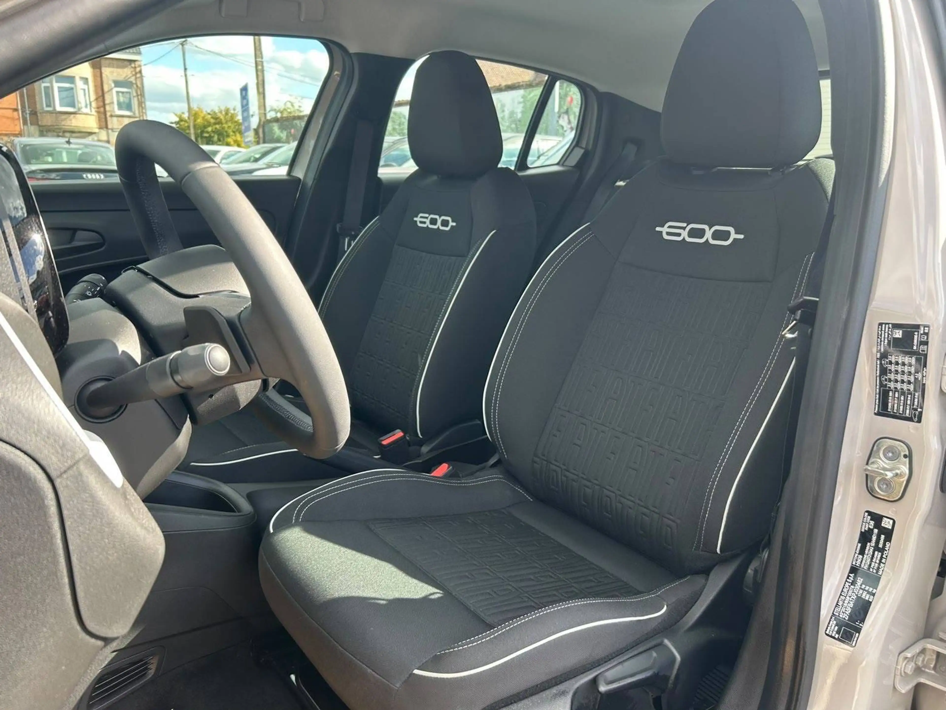 Fiat 600 600 1.2 Hybrid DCT / CAMERA / CARPLAY / COMME NEUVE — photo 10