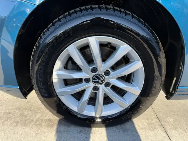 Volkswagen Passat view 12