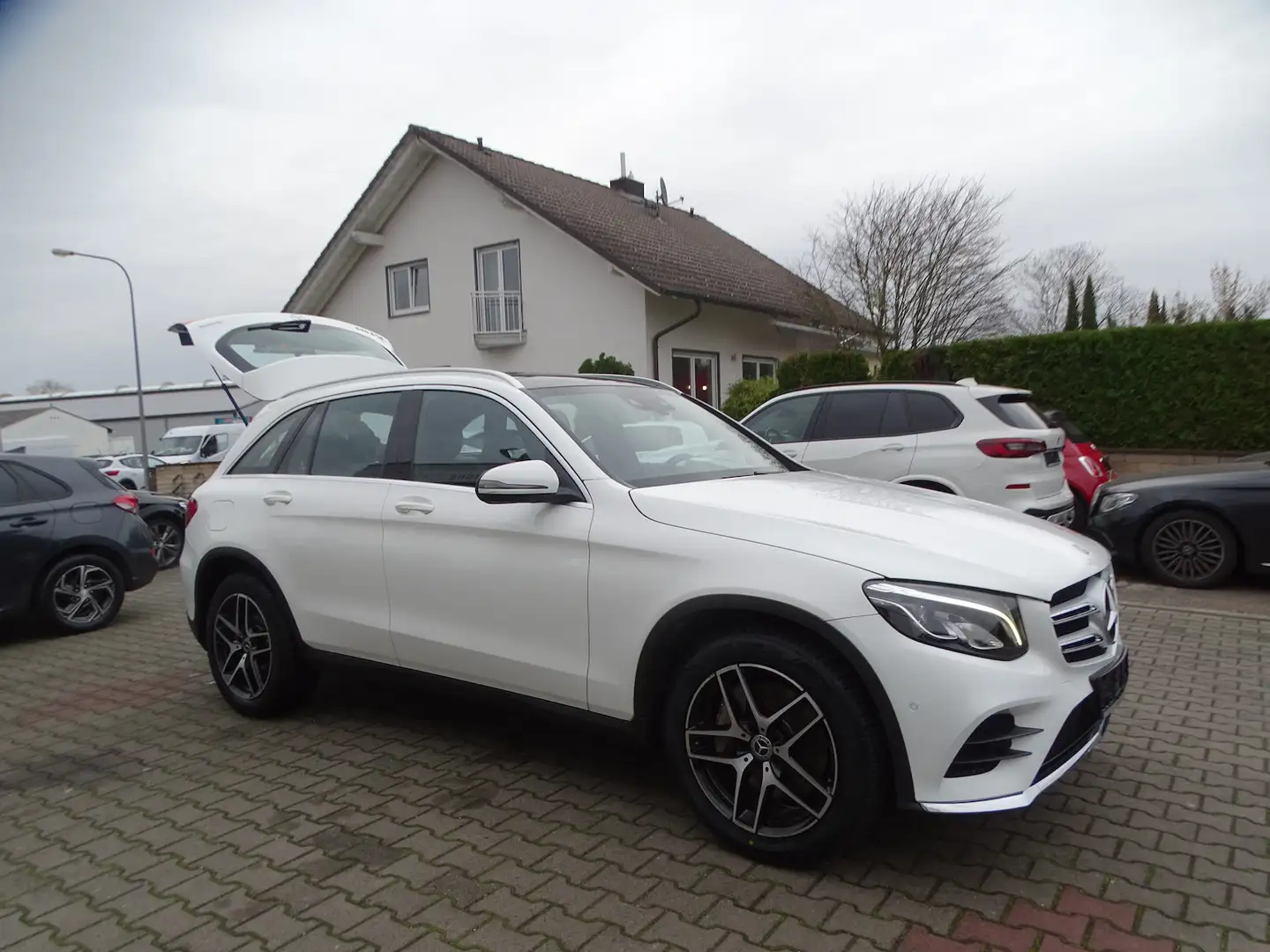 Mercedes-Benz GLC 250 4M AMG Line Panoramadach, LED, Navigation, Blanc - 1