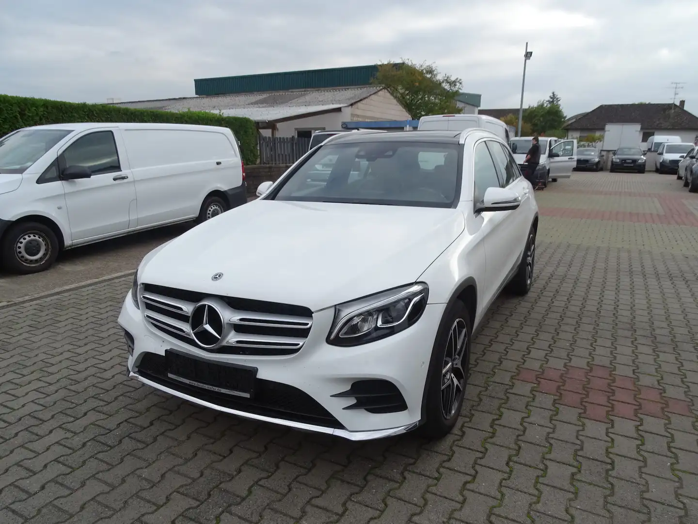 Mercedes-Benz GLC 250 4M AMG Line Panoramadach, LED, Navigation, Weiß - 1