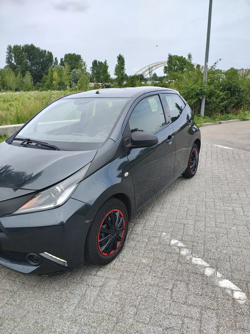 Toyota Aygo 1.0 VVT-i x-fun Grijs - 2