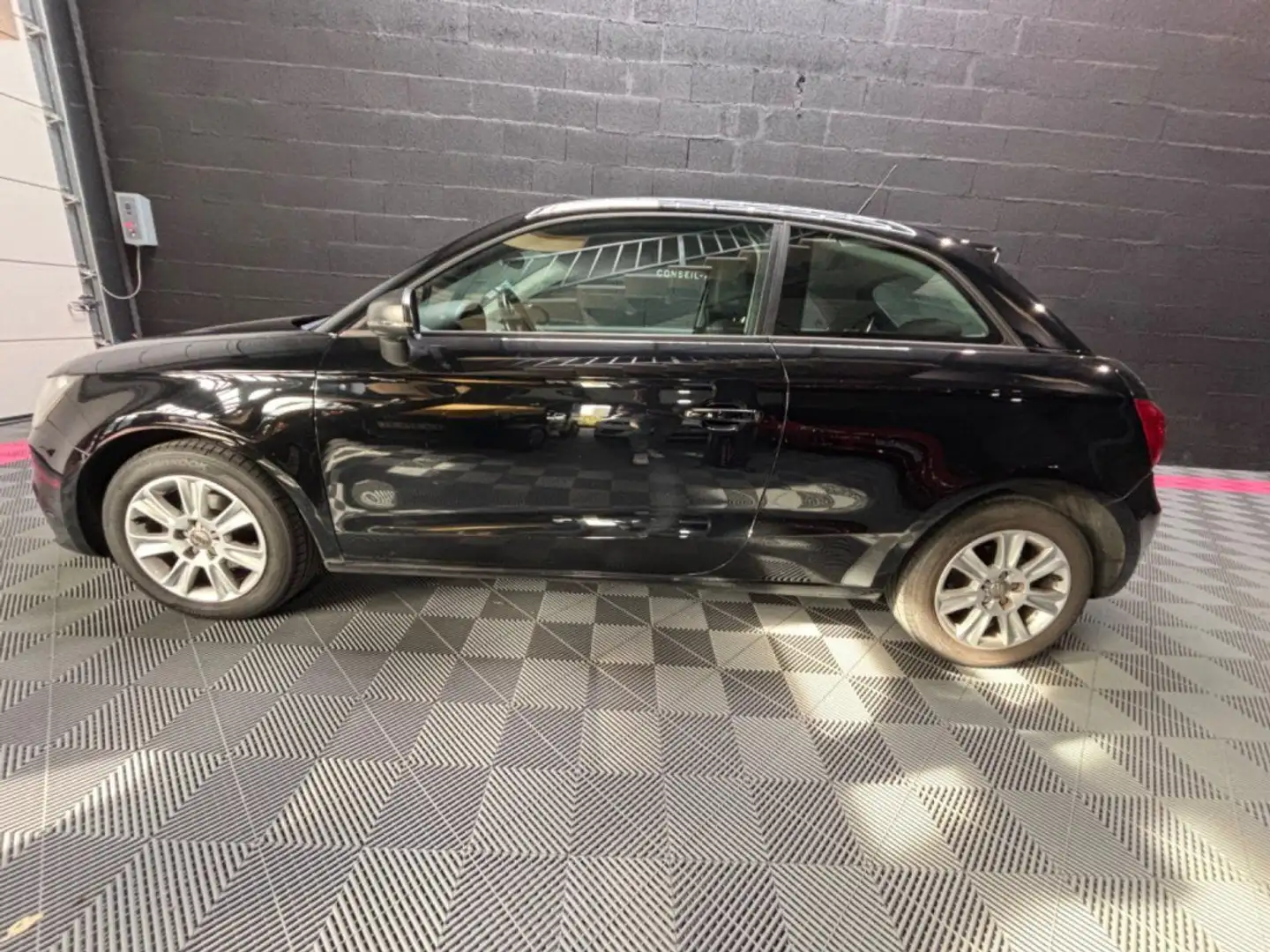 Audi A1 1.2 TFSI 86 Attraction Noir - 2