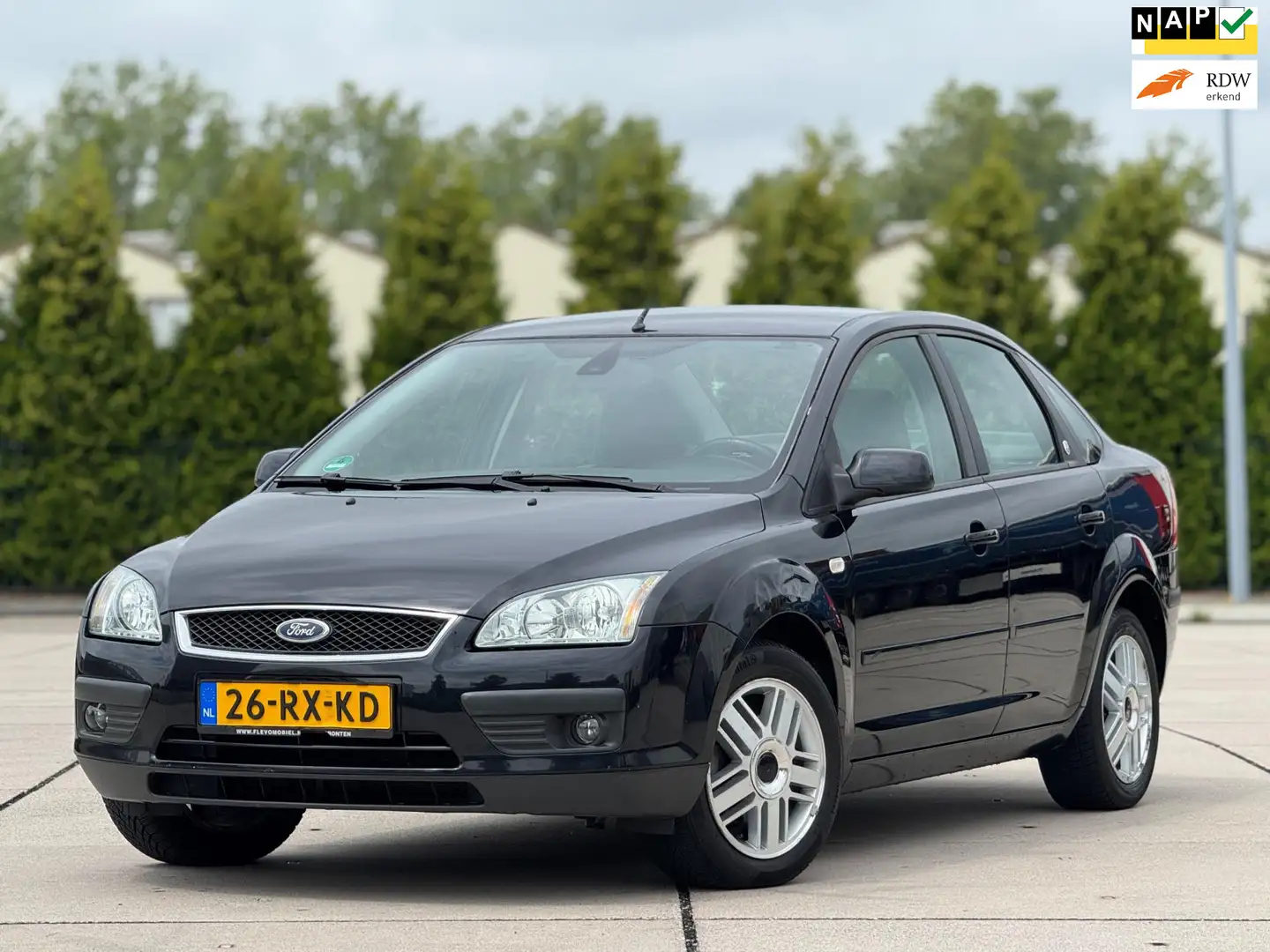 Ford Focus 1.6-16V Futura | Automaat | Airco | Cruise control Zwart - 1