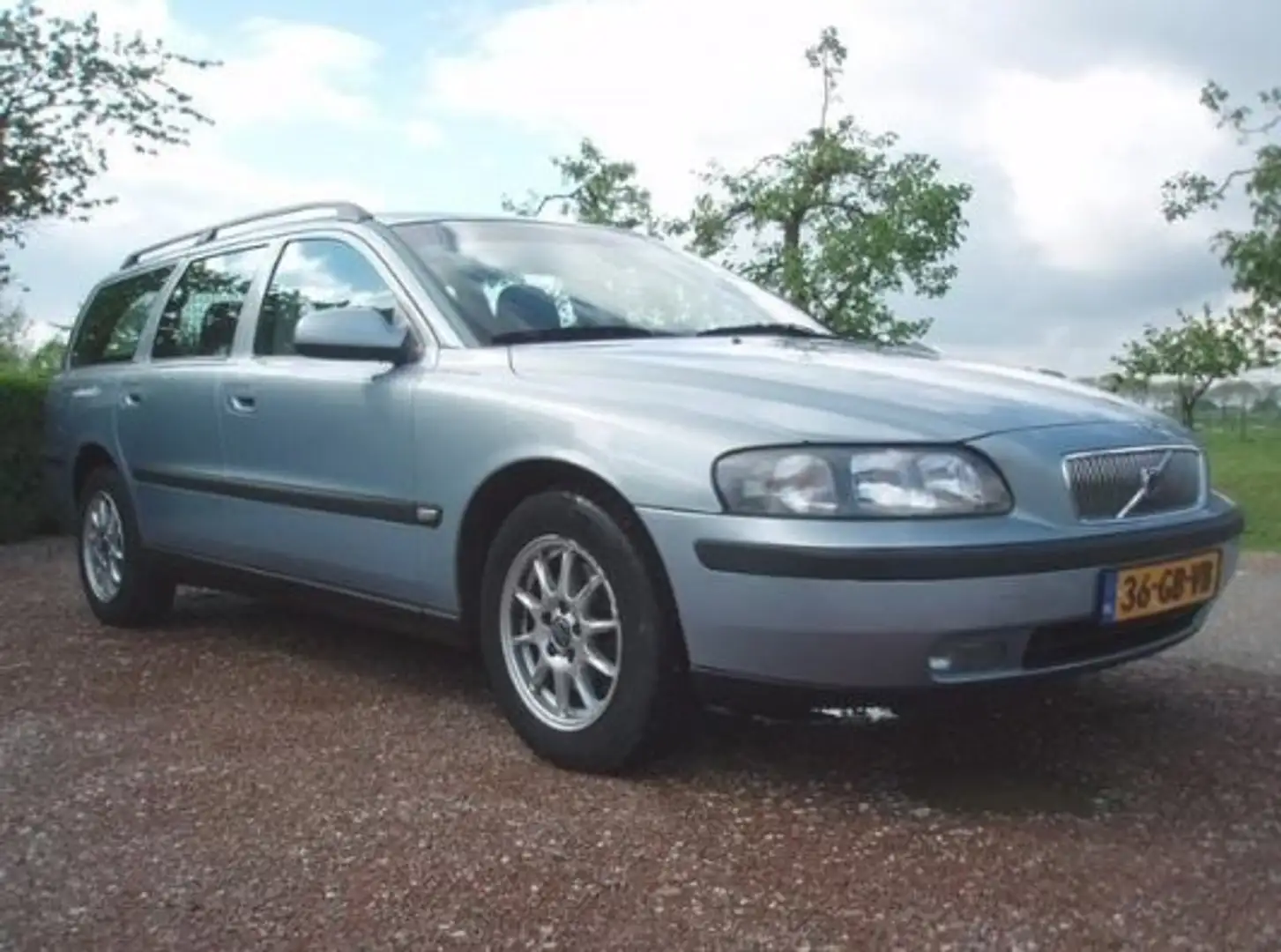 Volvo V70 V70 2.4 Comfort Line Grijs - 1