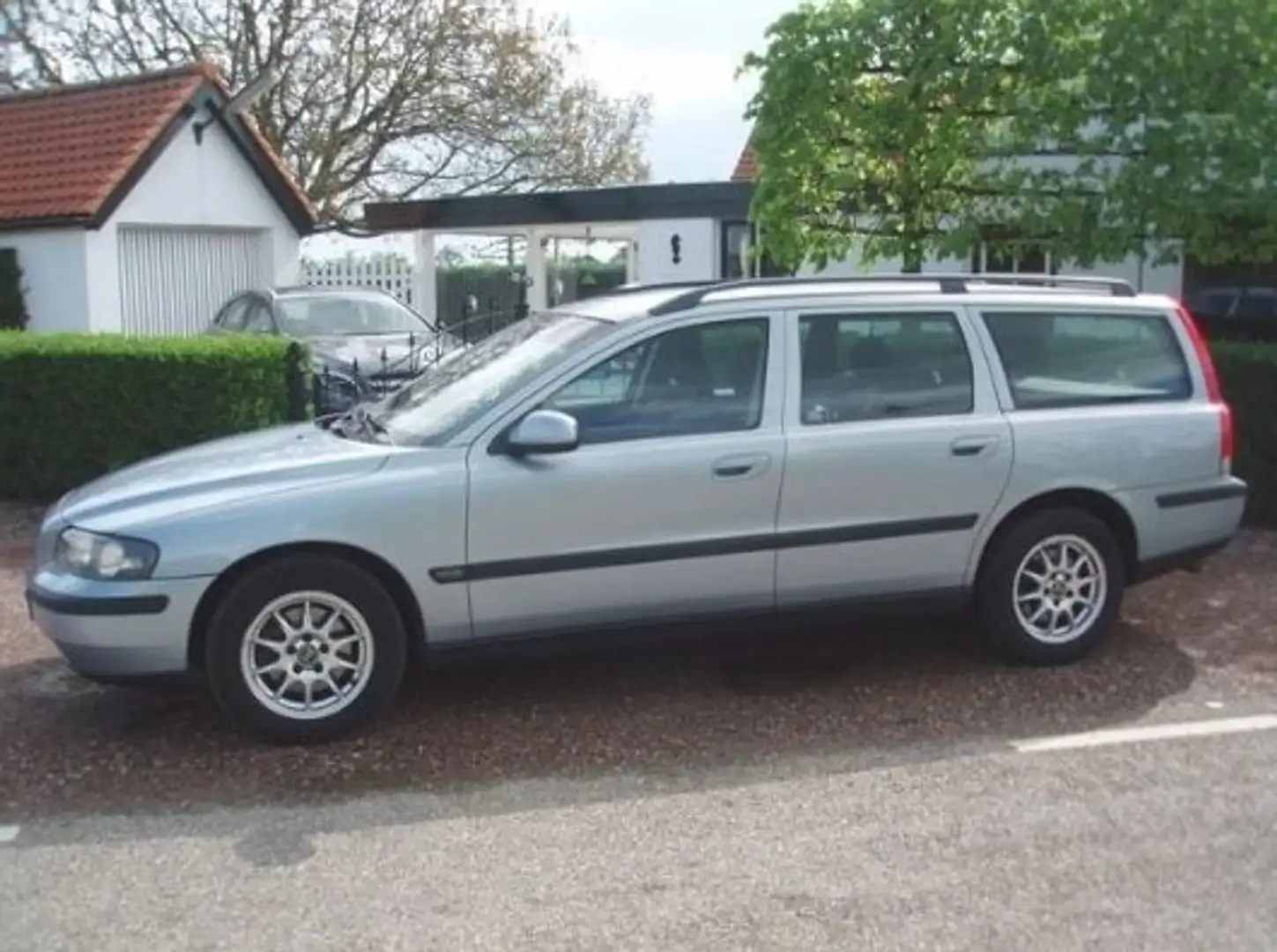Volvo V70 V70 2.4 Comfort Line Grijs - 2