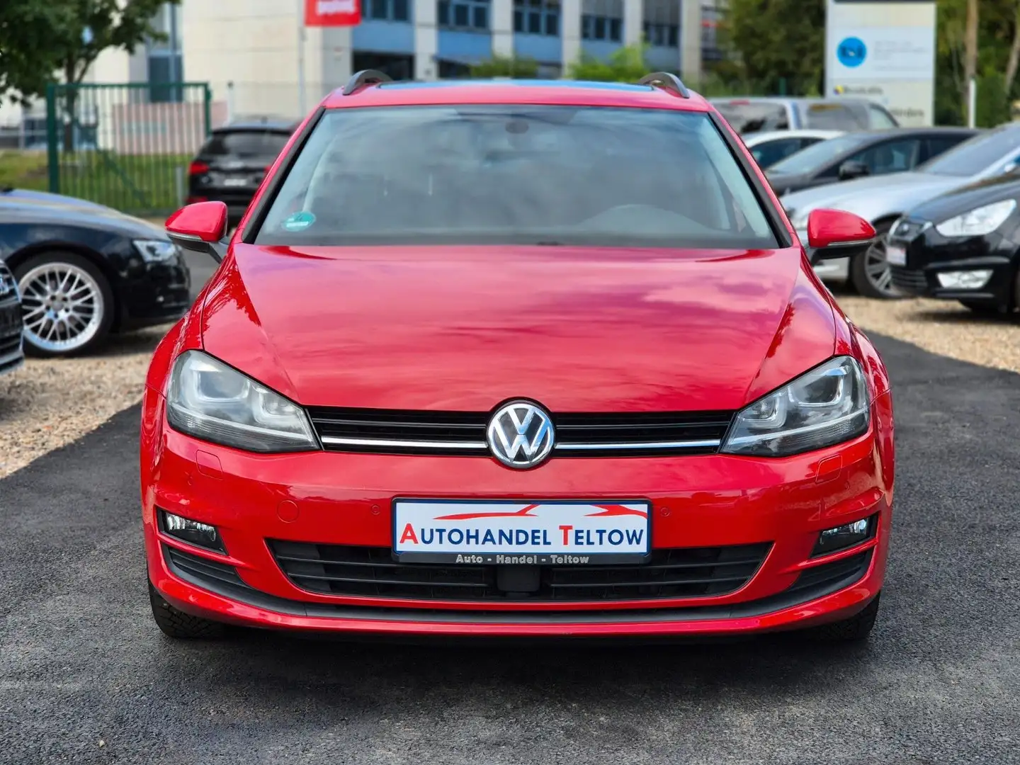 Volkswagen Golf Variant Trendline BMT DSG Pano ACC AHK Rood - 2