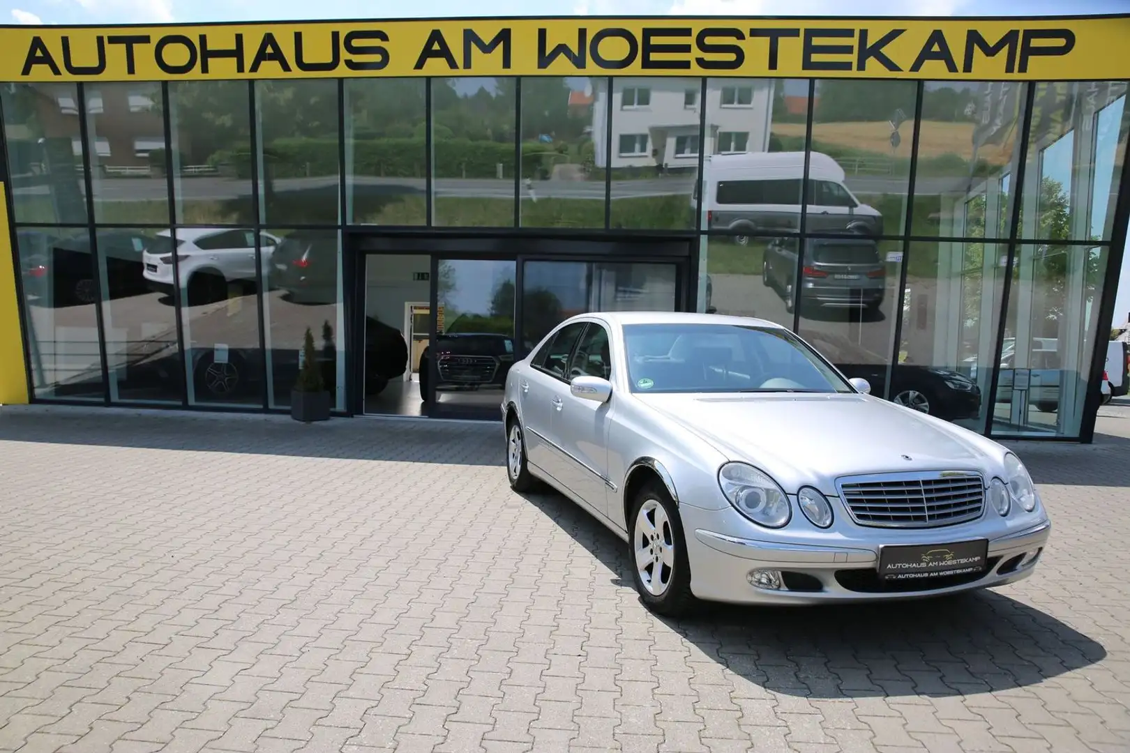 Mercedes-Benz E 240 E 240*ELEGANCE*TEMPOMAT*XENON**TÜV*KLIMA.AUT*ALLWE Silber - 1