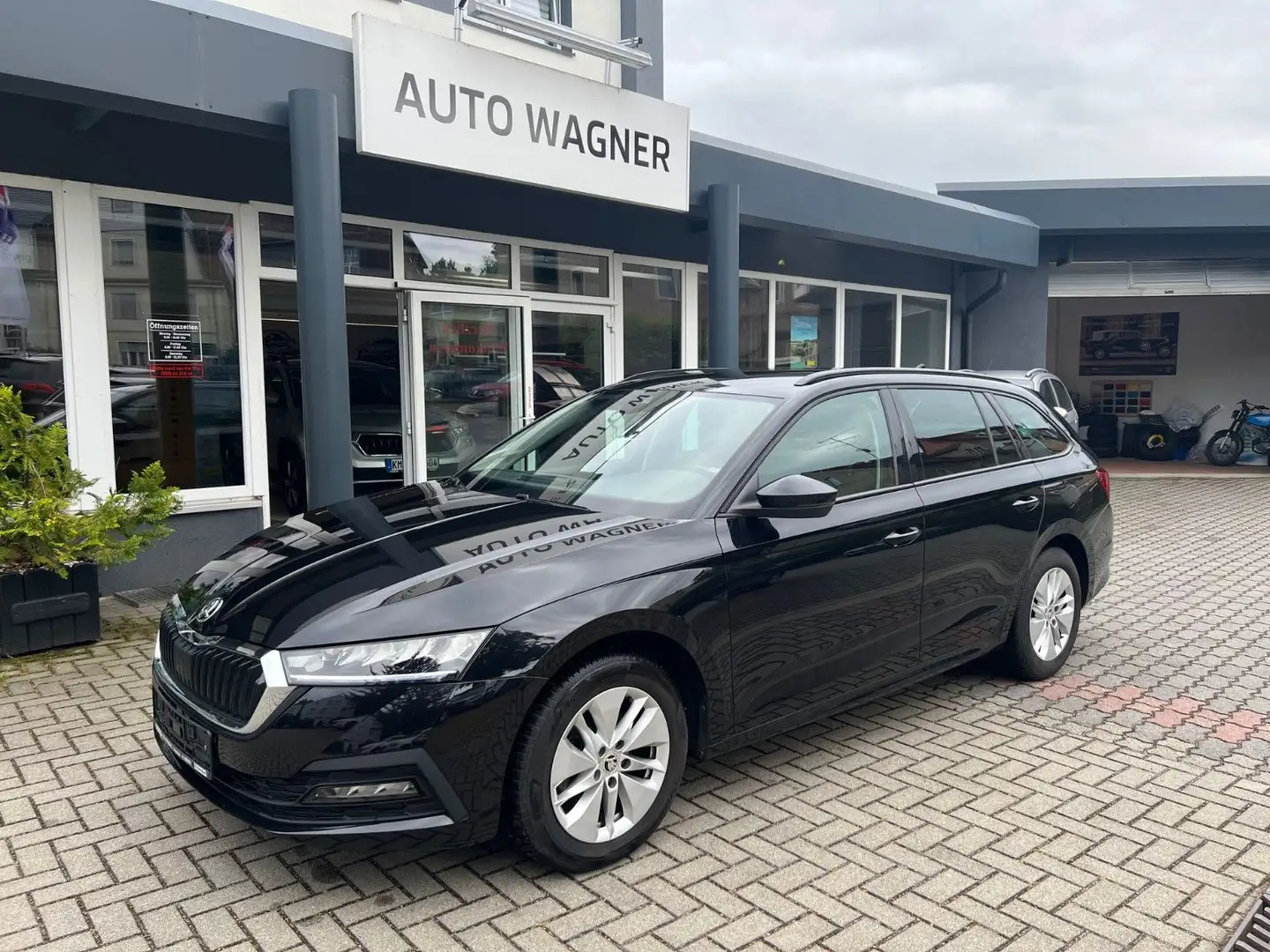 Skoda Octavia Combi Ambition 1.5TSI*SH DAB TEL EPH AP Schwarz - 1