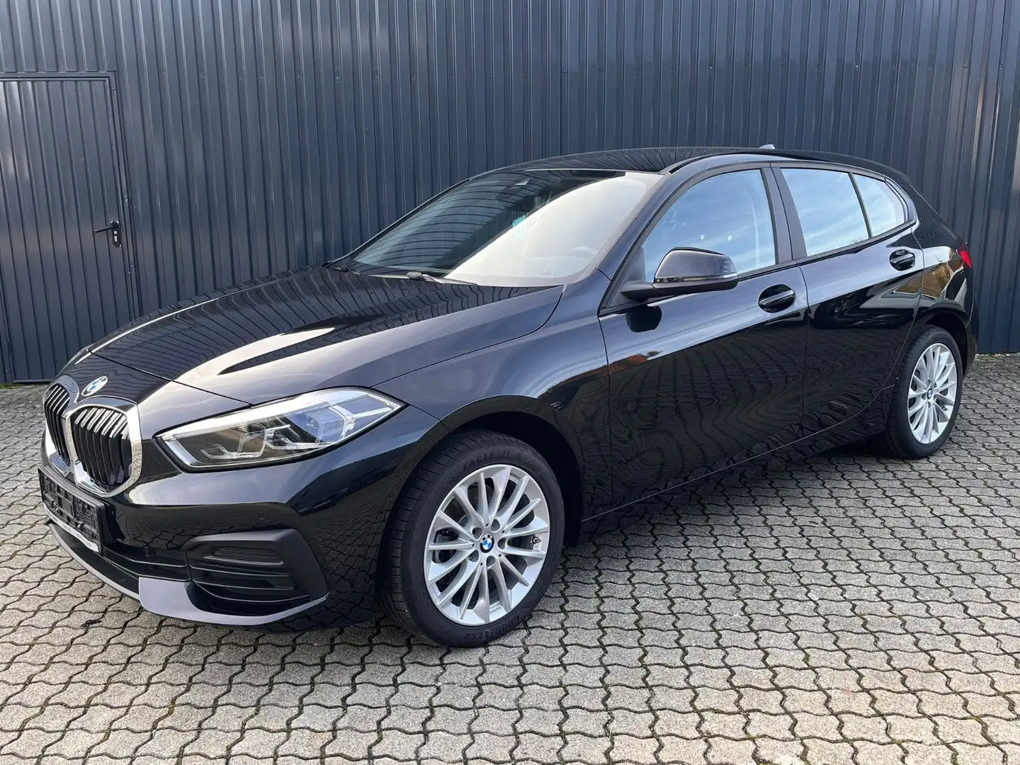 BMW 118 i 5-Türer/ Kamera/LED/Sitzh/Navi/17"LM-Räder Schwarz - 2
