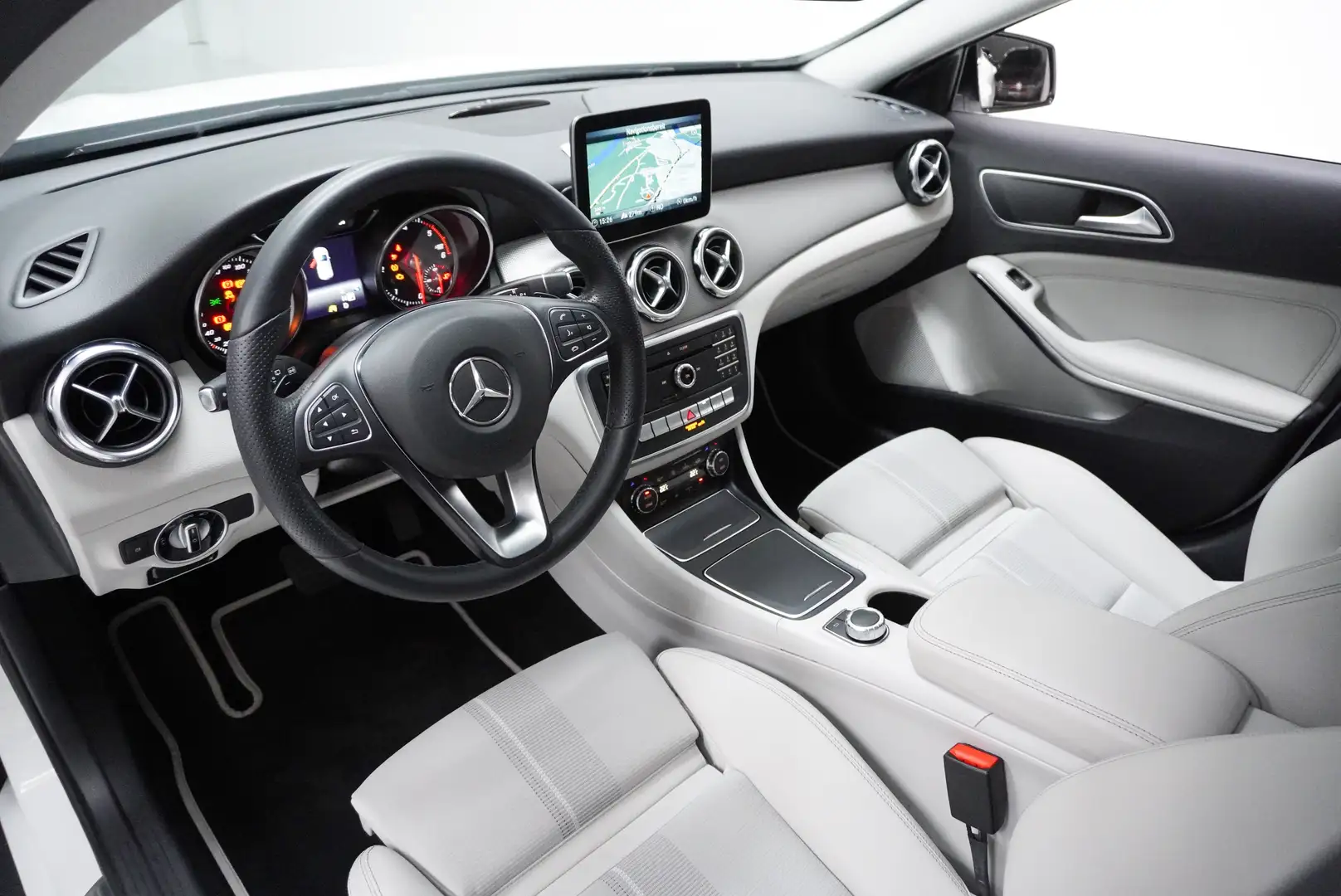 Mercedes-Benz GLA 200 GLA 200d 19" LED RFK NIGHT Bianco - 2