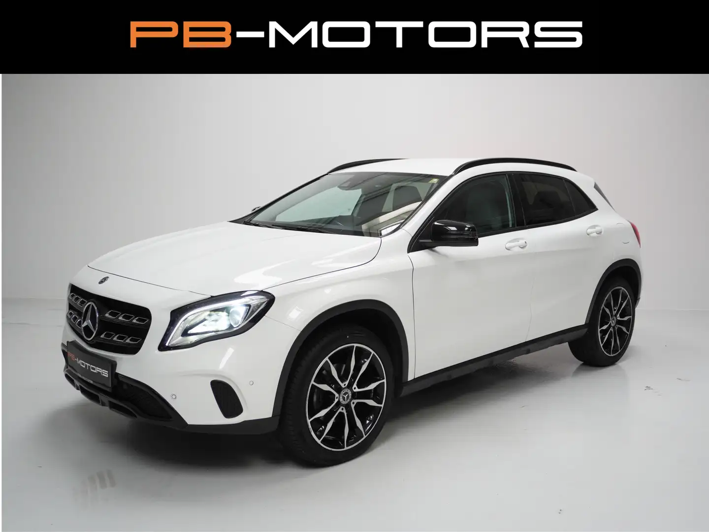 Mercedes-Benz GLA 200 GLA 200d 19" LED RFK NIGHT Bianco - 1