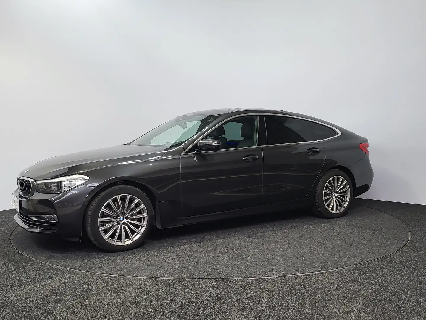 BMW 620 Gran Turismo Luxury ~ Pano ~ Camera ~ CarPlay Grijs - 1
