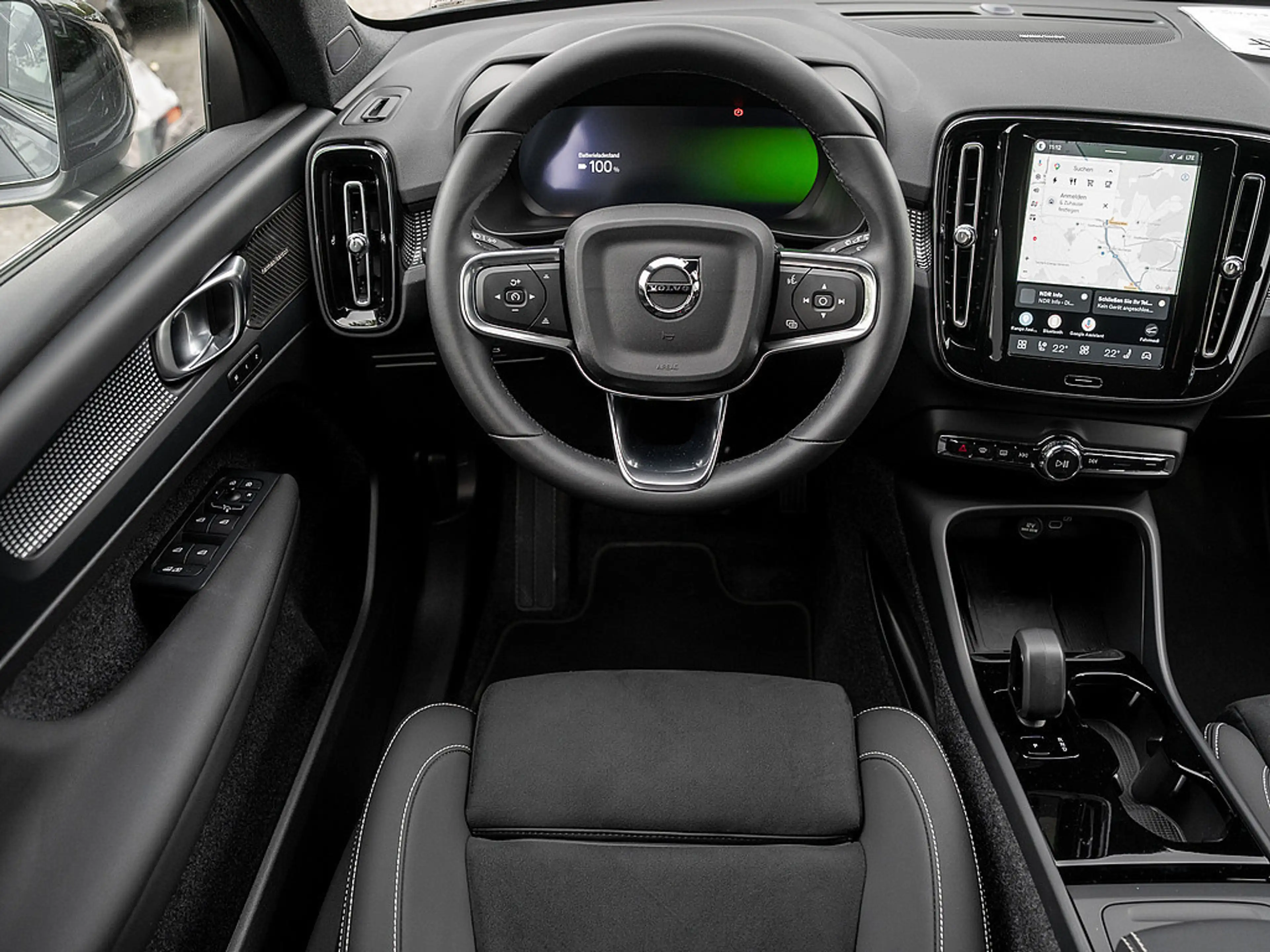 Volvo EX40 Twin Motor Plus Dark 360° ACC AHK H/K — photo 9