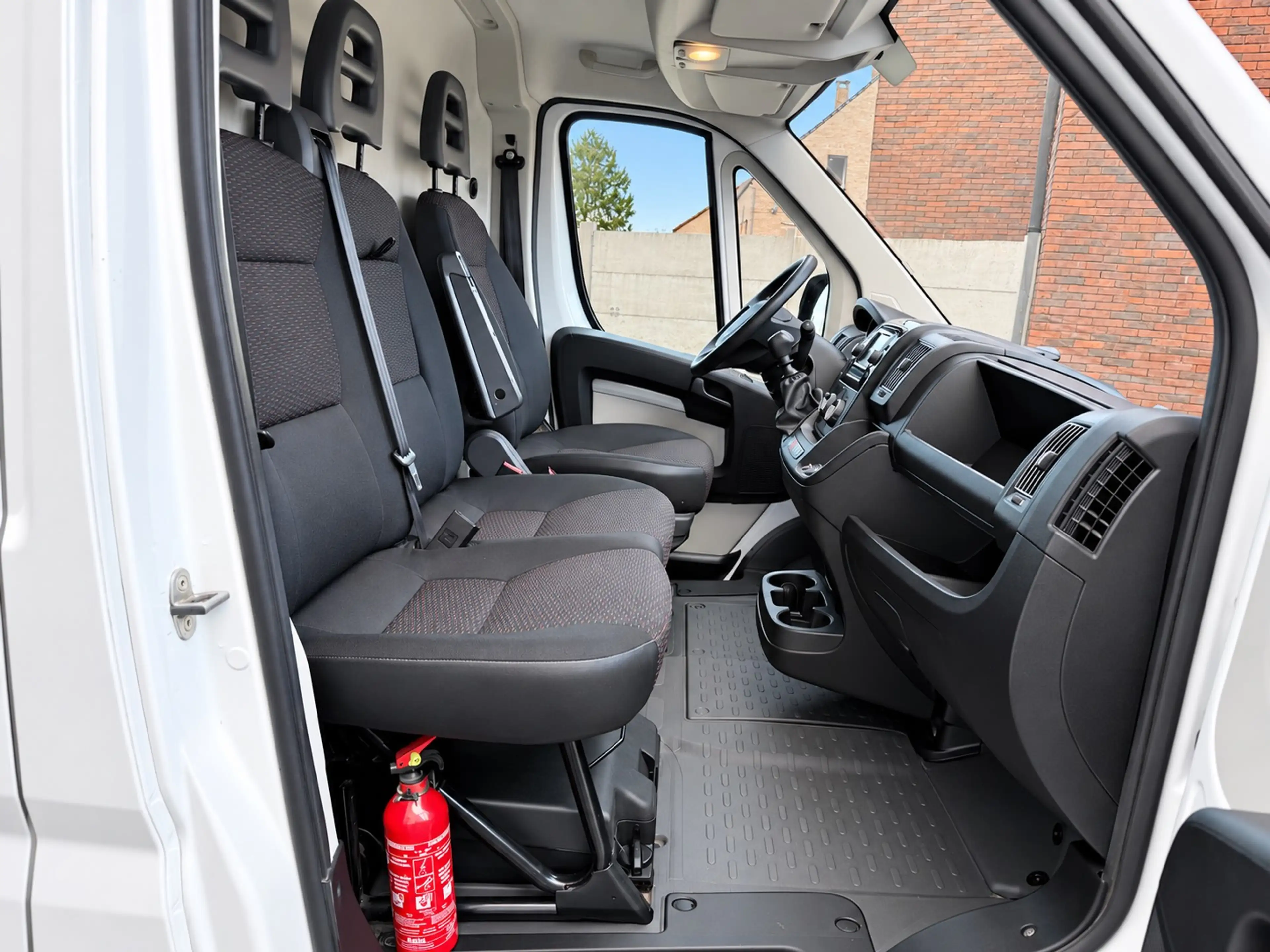 Peugeot Boxer 2.0 BlueHDi L3H2 Premium Pack S/S — photo 7