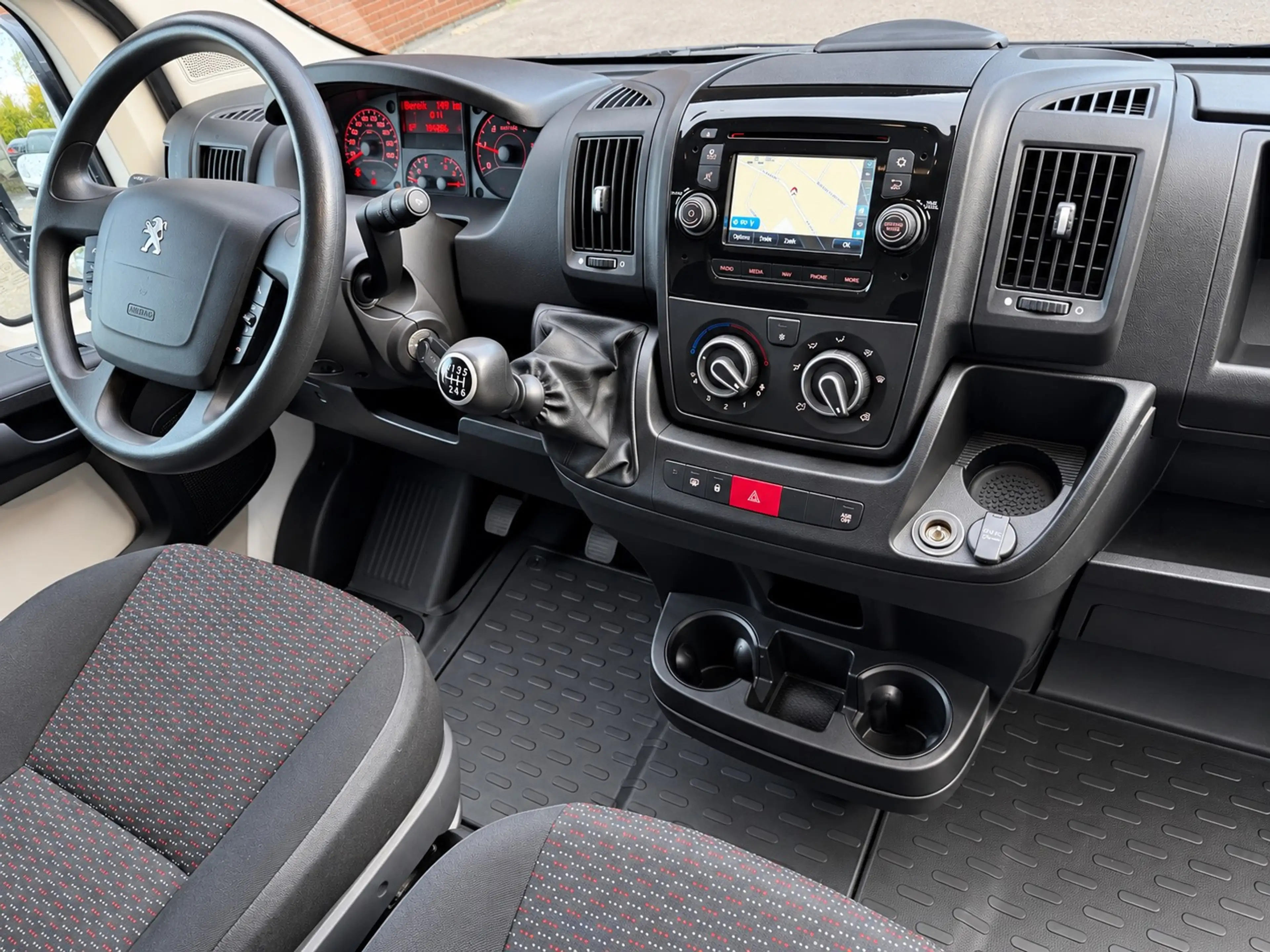 Peugeot Boxer 2.0 BlueHDi L3H2 Premium Pack S/S — photo 8