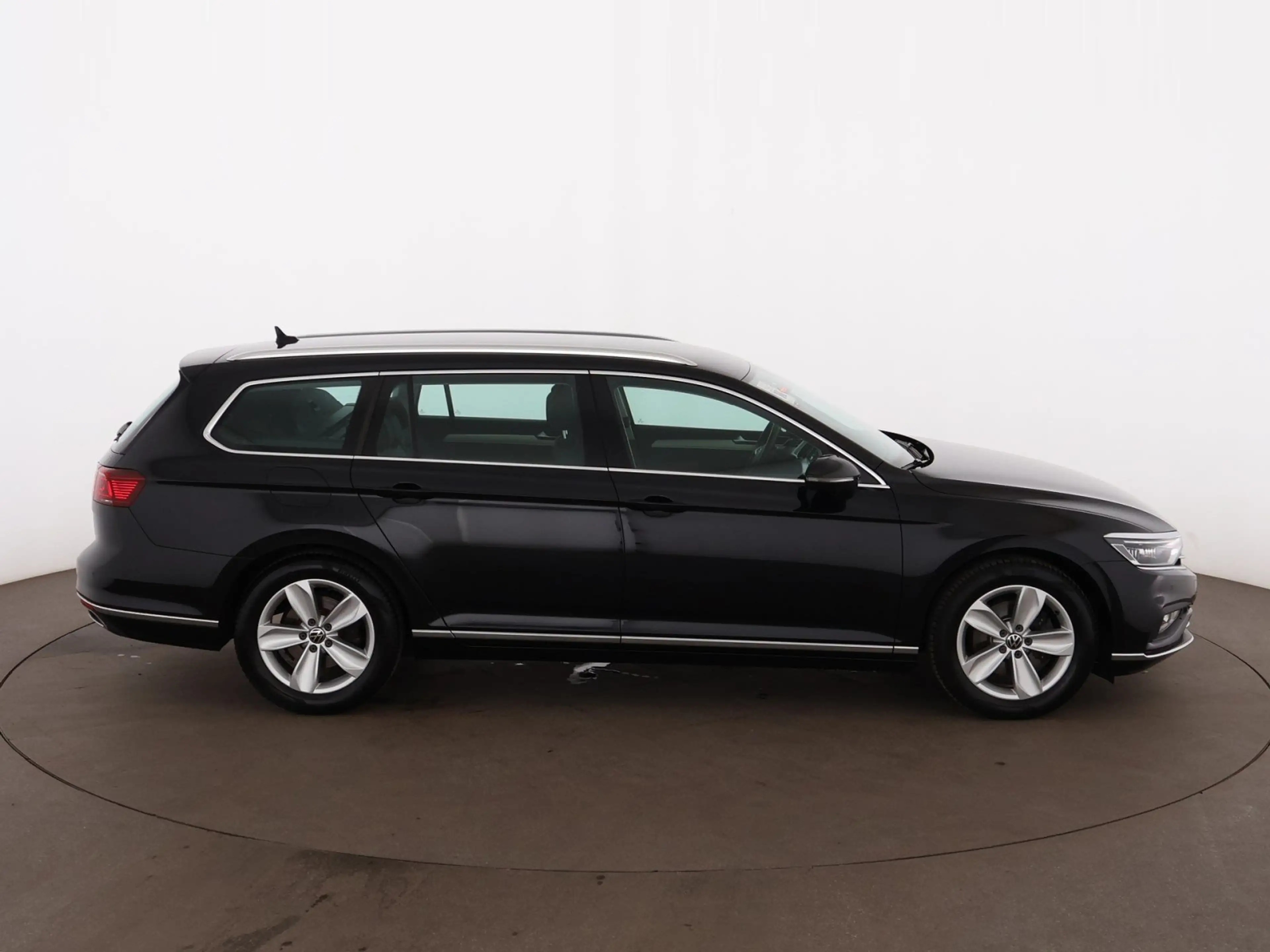 Volkswagen Passat Variant 2.0 TDI Elegance Aut MATRIX RADAR — photo 10