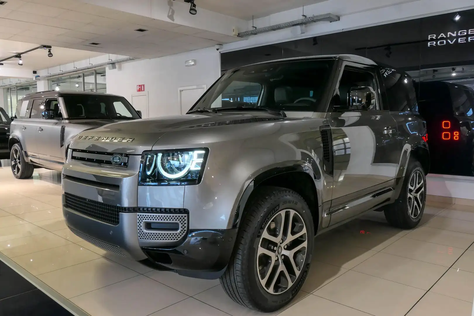 Land Rover Defender 90 D200 X-Dynamic SE AWD Auto. Argent - 1