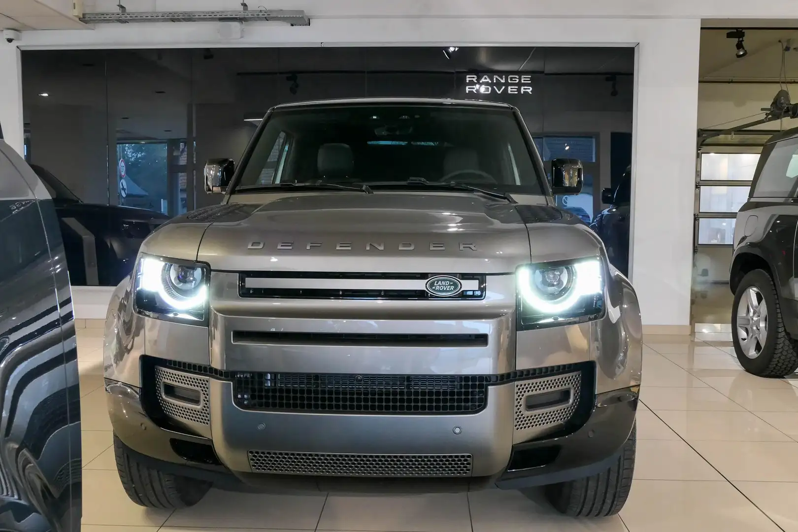 Land Rover Defender 90 D200 X-Dynamic SE AWD Auto. Argent - 2