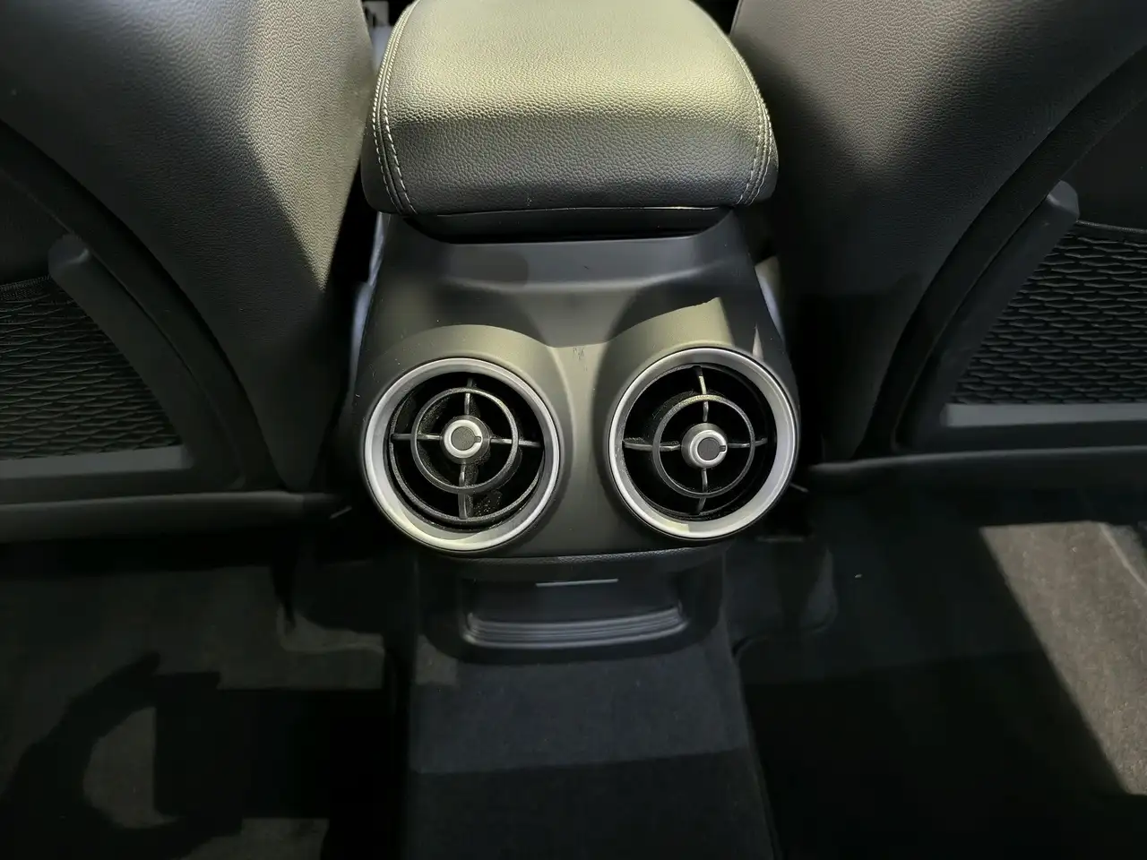 Alfa Romeo Stelvio 2023 — фото 15