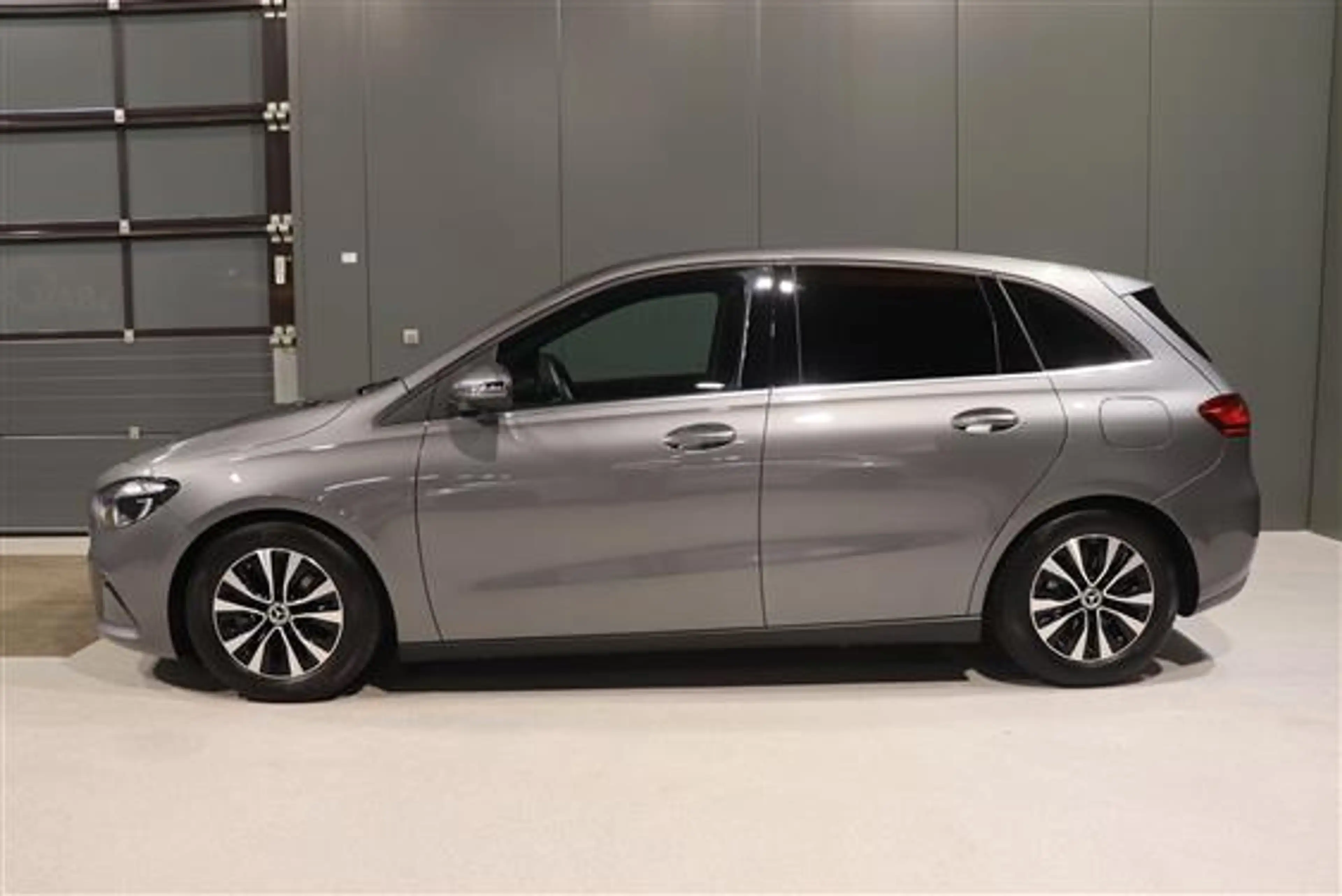 Mercedes-Benz B 180 ESSENTIAL LINE MHEV — photo 3