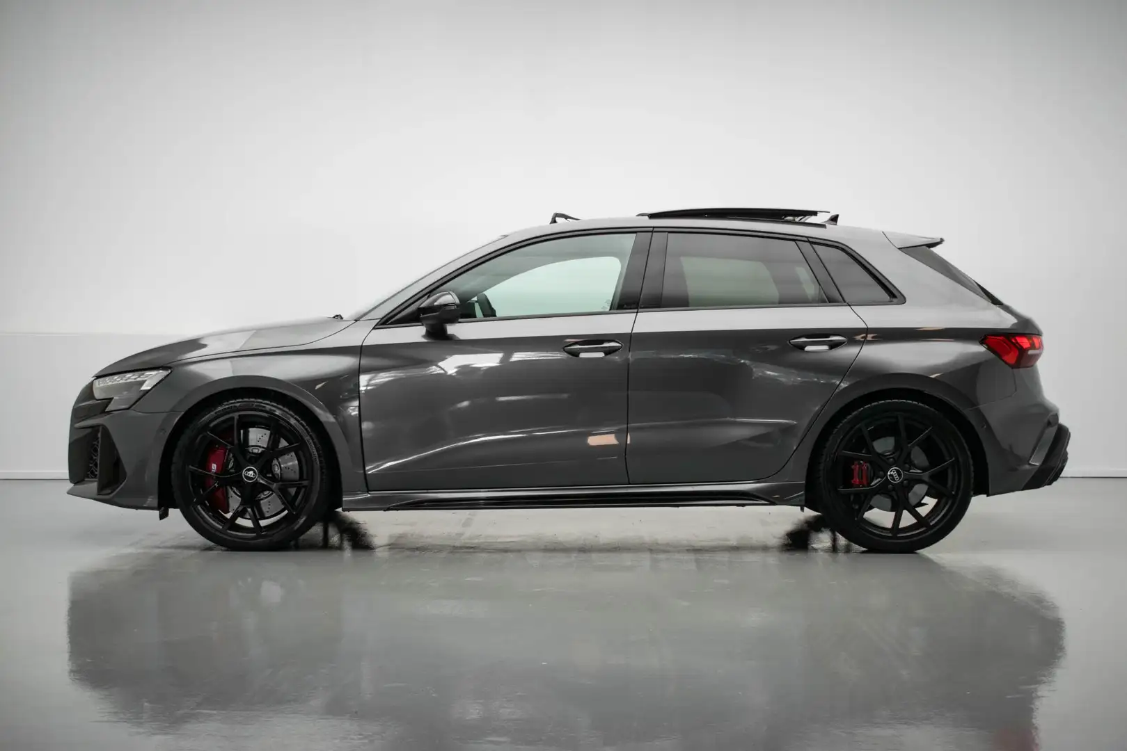 Audi RS3 Sportback 2.5 TFSI quattro |Pano|Kuipstoel|Sonos|H Grijs - 2