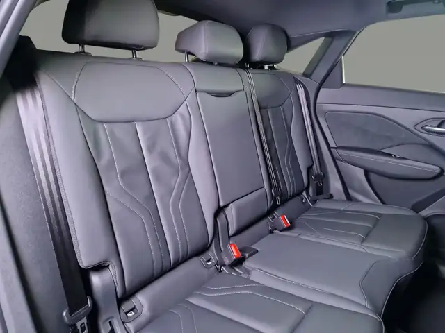 Audi Q3 view 12