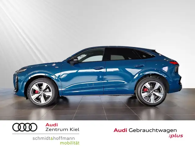 Audi Q3 view 3
