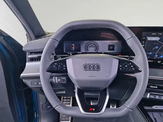Audi Q3 view 8