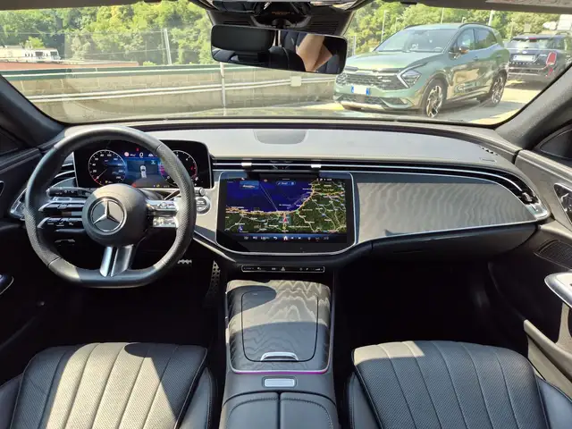Mercedes-Benz 220 view 8