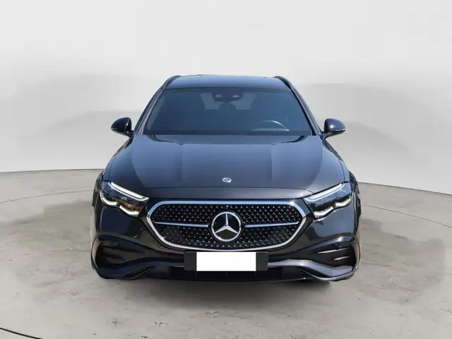 Mercedes-Benz 220 view 2