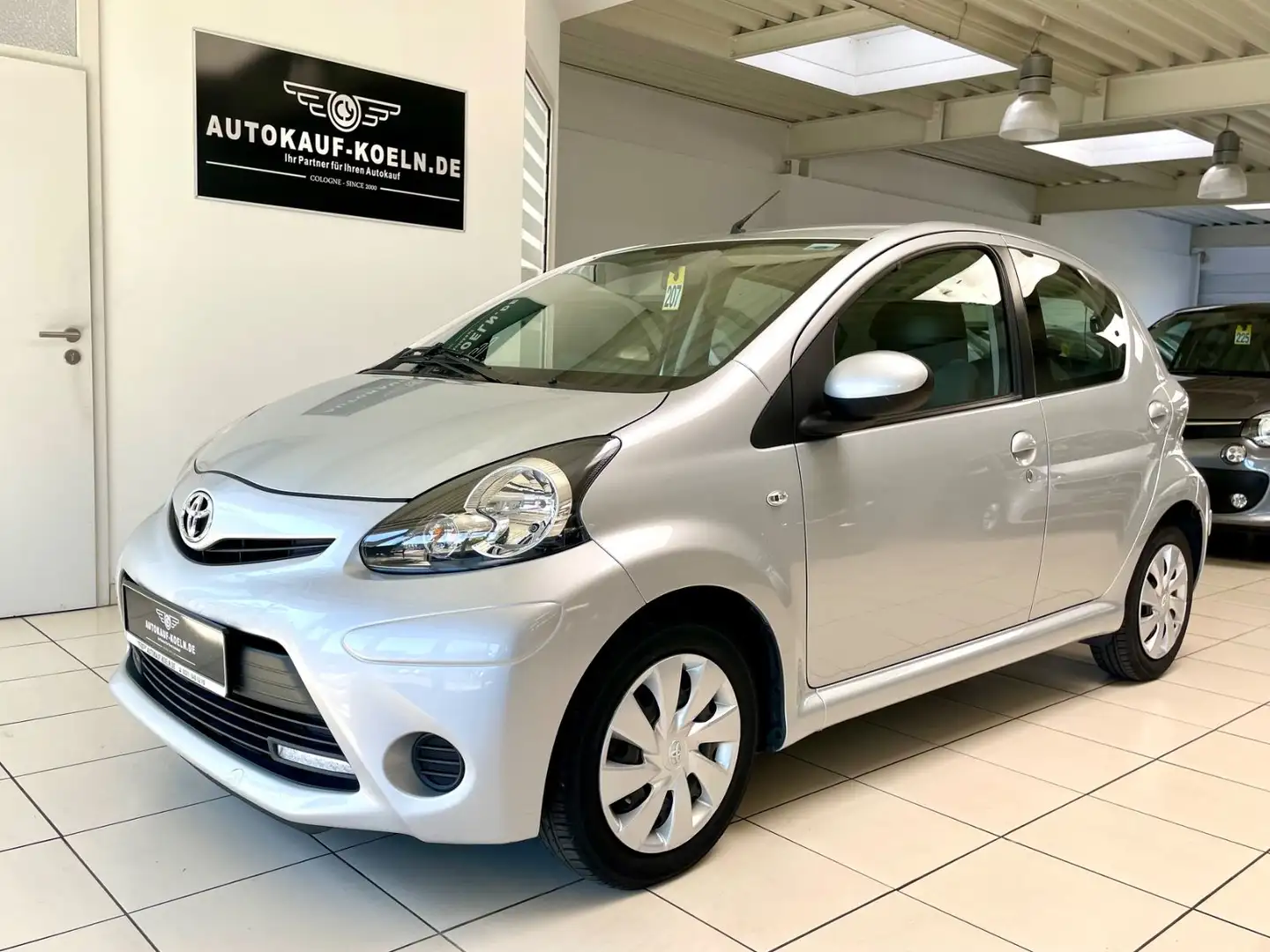 Toyota Aygo AYGO 1,0 Cool Nur 19.000km/Automatik/Klima Silber - 1