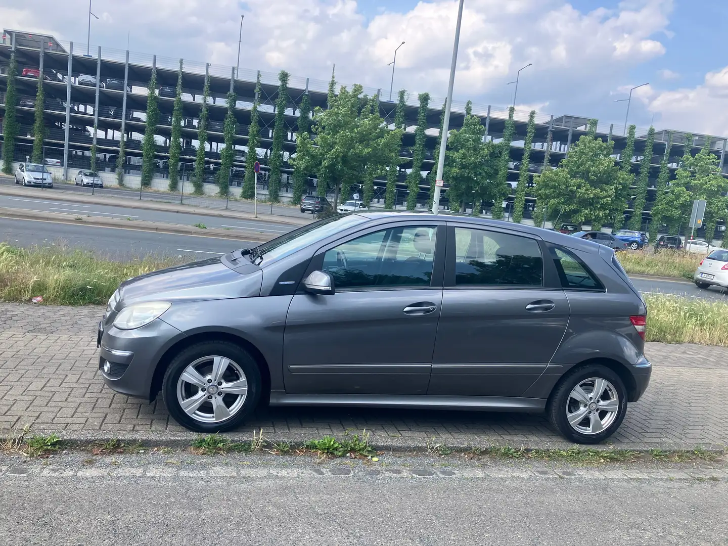 Mercedes-Benz B 180 BlueEfficiency Grau - 2
