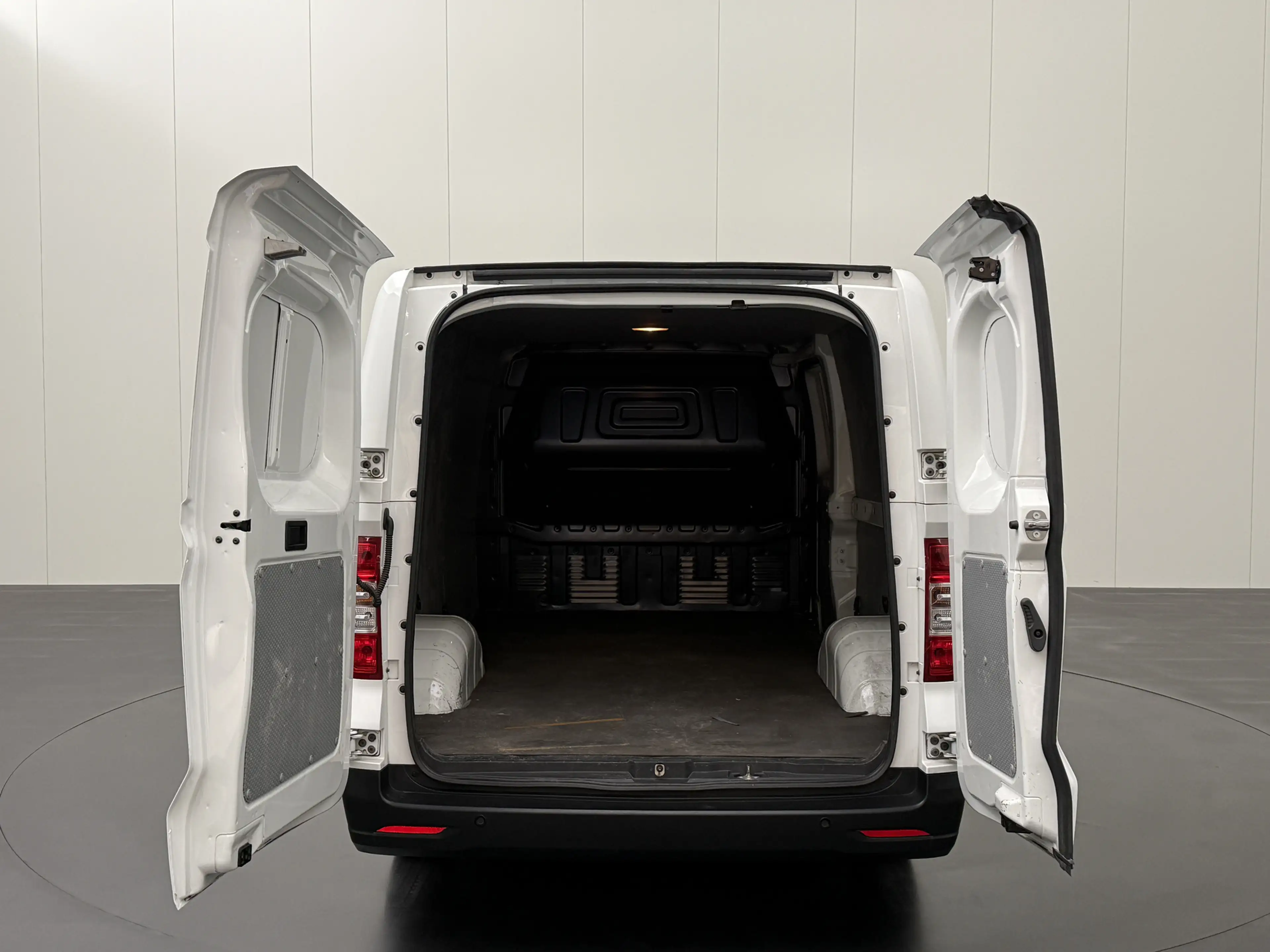 Maxus eDeliver 3 LWB 50 kWh XXL | Achterdeuren | Multimedia | Camer — photo 4
