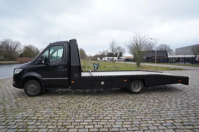 Mercedes-Benz Sprinter view 4