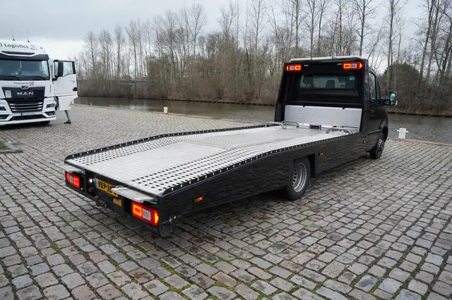 Mercedes-Benz Sprinter view 5