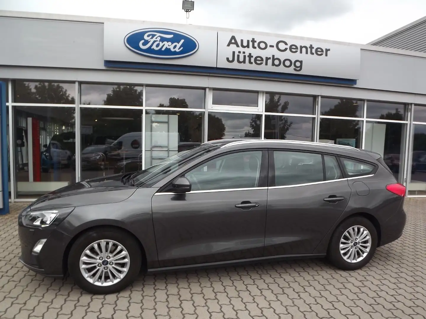 Ford Focus 1,0 EcoBoost 92kW Titanium Turnier* Grijs - 1