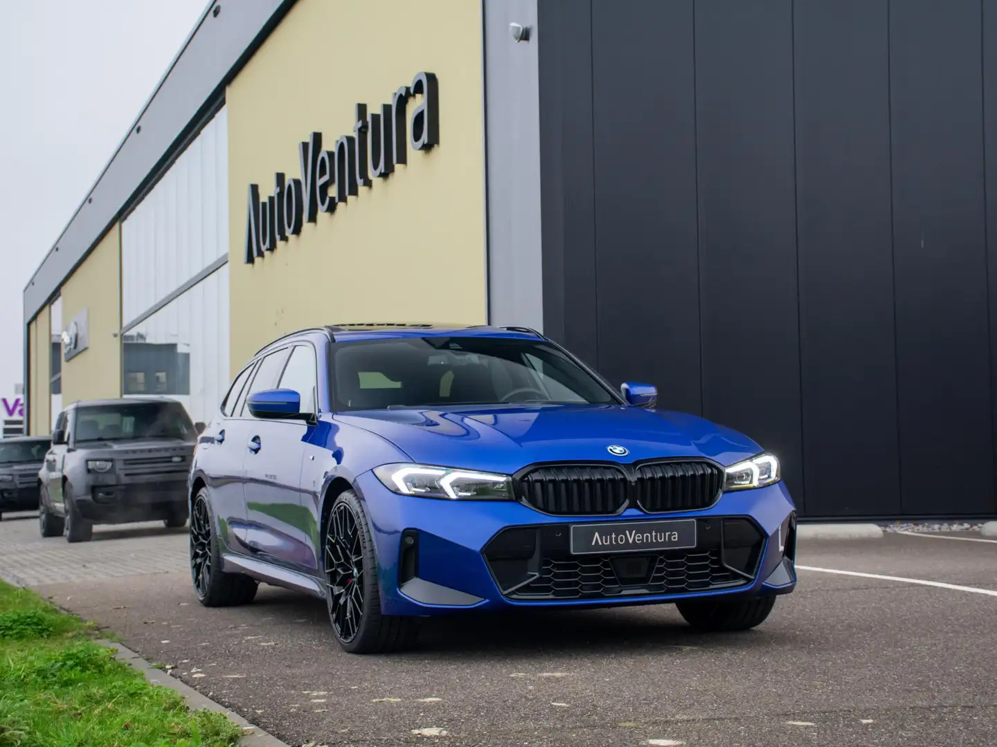 BMW 330 3-serie Touring 330e LC-2 l Long Range l Trekhaak Blau - 2